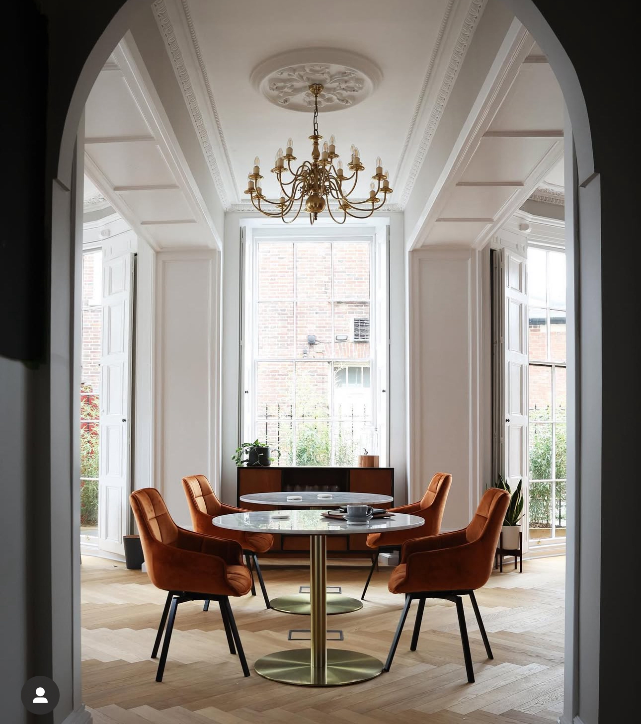 Elegant meeting room at Upton House with brass chandelier and leather chairs